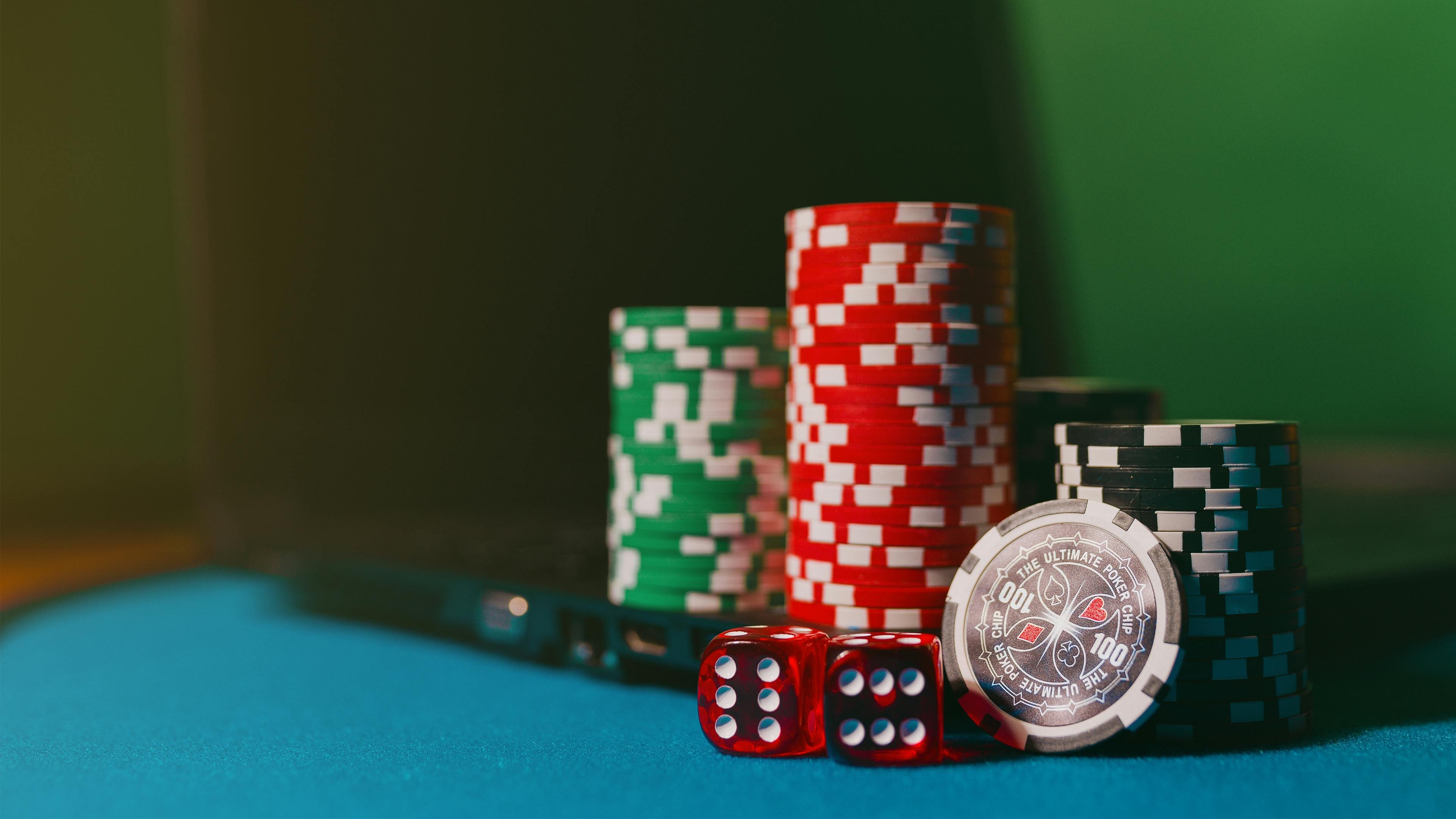 Dealer cantik membagikan kartu di meja Baccarat Live Casino rara22 secara langsung